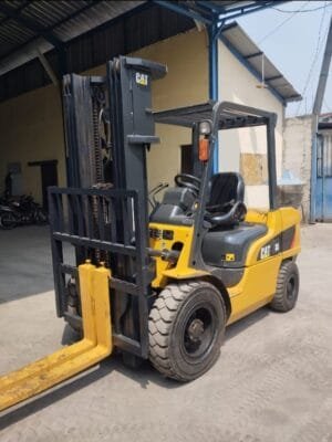 Forklift Seken Caterpillar 3 Ton – Mast 4,7 Meter, Stacking dalam Kontainer